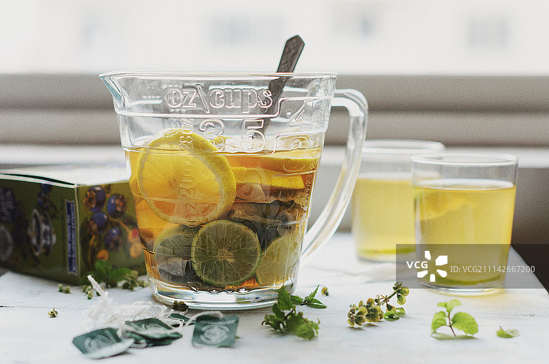 绿茶冰茶与浸泡柑橘图片素材