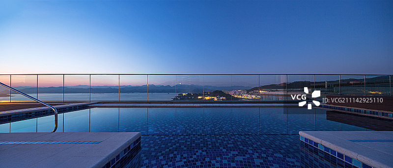 度假酒店楼顶游泳池图片素材