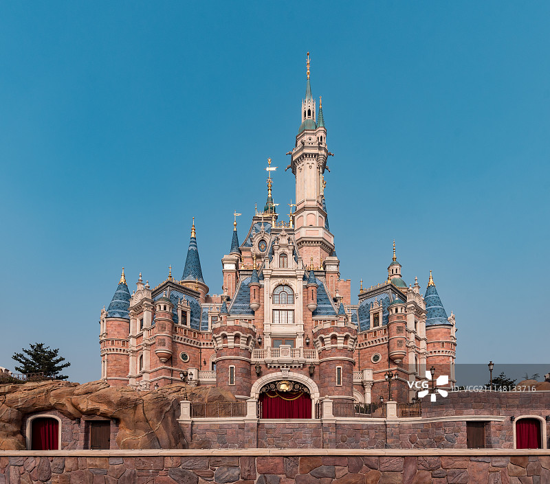 上海迪士尼乐园城堡正面蓝天图图片素材