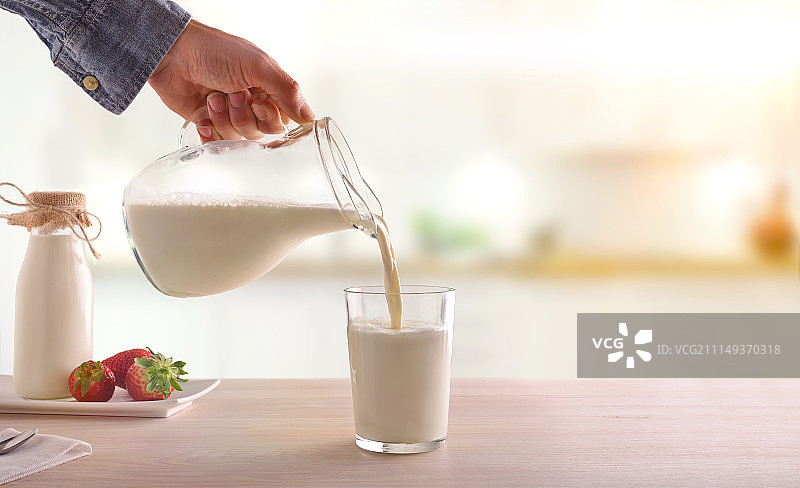 提供早餐牛奶与一个罐子在一个白色木制的k图片素材