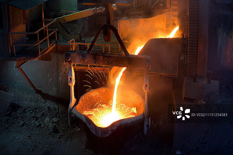 在智利的一个铜厂中喷射熔融的铜图片素材