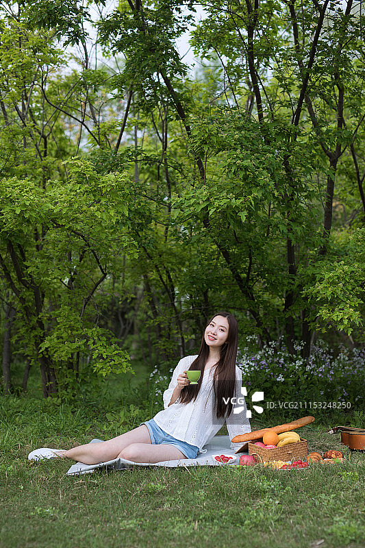 年轻女性在户外野餐图片素材