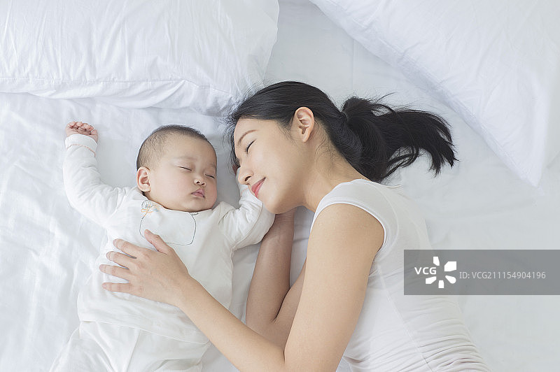 年轻妈妈与宝宝在睡觉图片素材