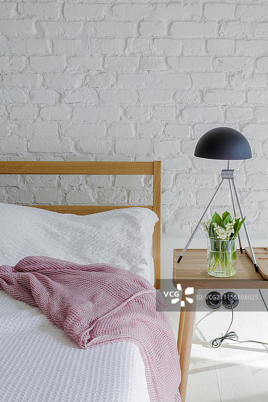 卧室里简单的木制家具，白色的砖墙图片素材