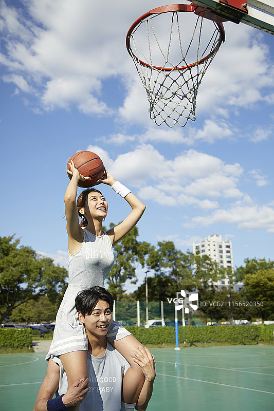 年轻男性,年轻女性,篮球,运动图片素材