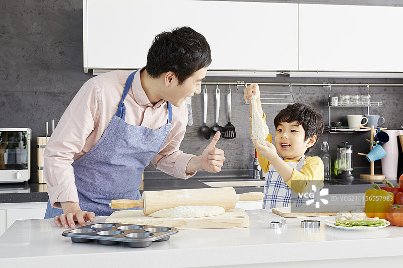 准备食物,父亲,儿子,韩国人图片素材