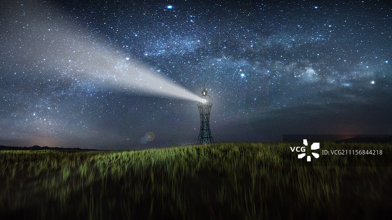 星空银河下草原上的灯塔射出强烈的光束图片素材