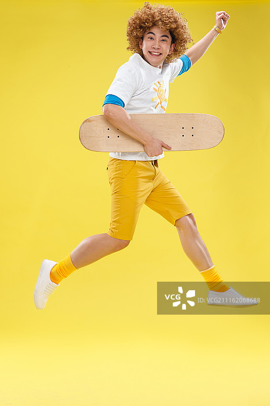拿着滑板的青年男人图片素材