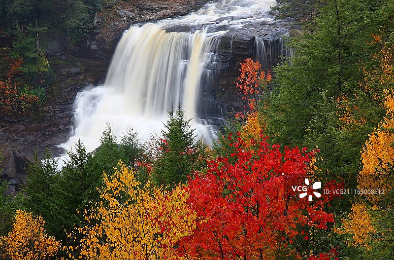 瀑布在秋天图片素材