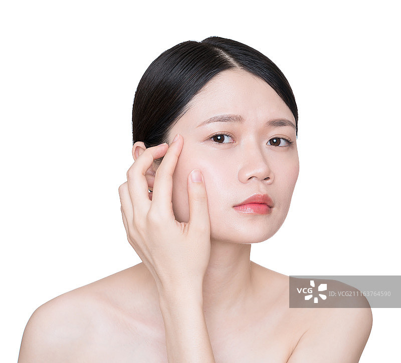 女生手触摸脸颊，在检查肌肤问题图片素材