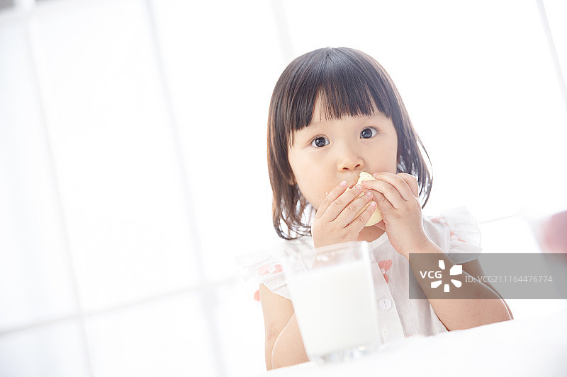 可爱的小女孩在吃早餐图片素材