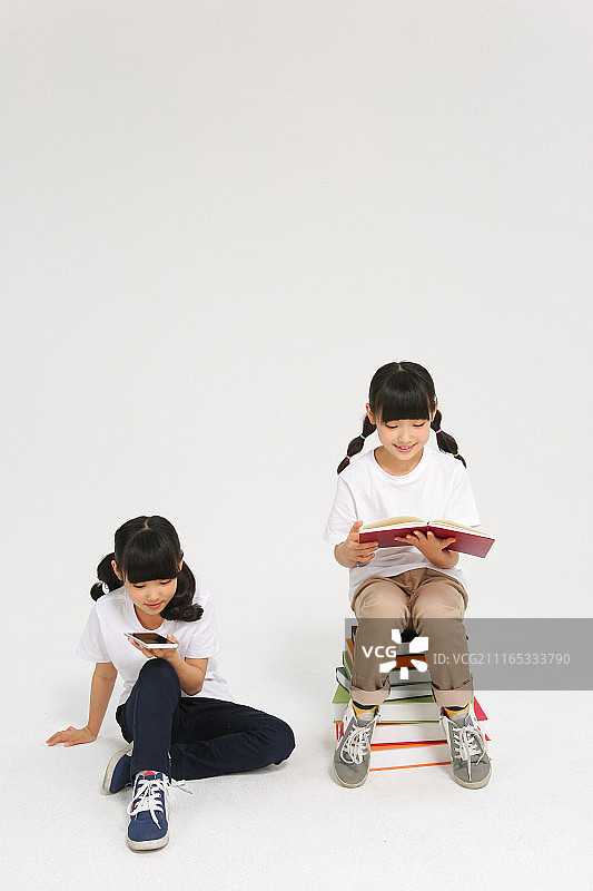 女孩读书图片素材