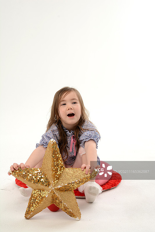 一个孩子拿着一颗星星图片素材