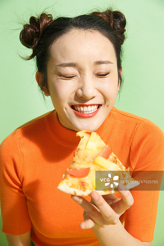 青年女人吃披萨饼图片素材