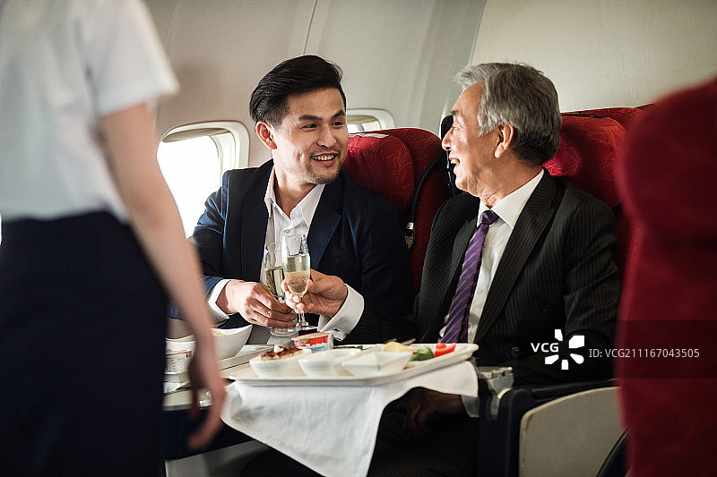 商务人士在飞机上就餐图片素材