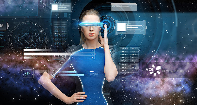 增强现实，科学，未来技术和人的概念-美丽的女人在未来的3d眼镜与虚拟图表投影在空间背景。女人在虚拟现实3d眼镜与图表图片素材