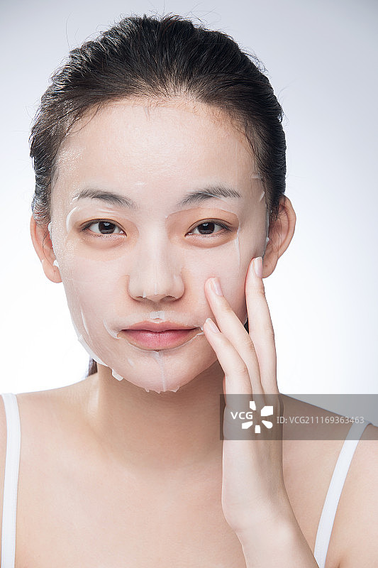 东方年轻女性做面部护理图片素材