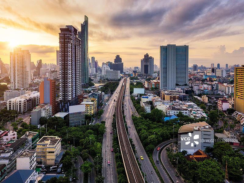鸟瞰图曼谷天际线全景图和摩天大楼与灯光图片素材
