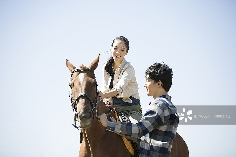 年轻情侣在骑马图片素材