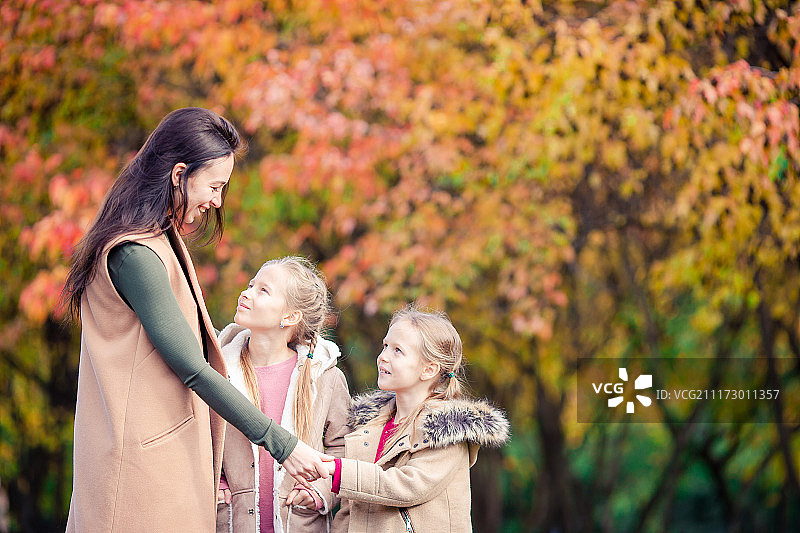 秋天的一天，小女孩和妈妈在公园里图片素材