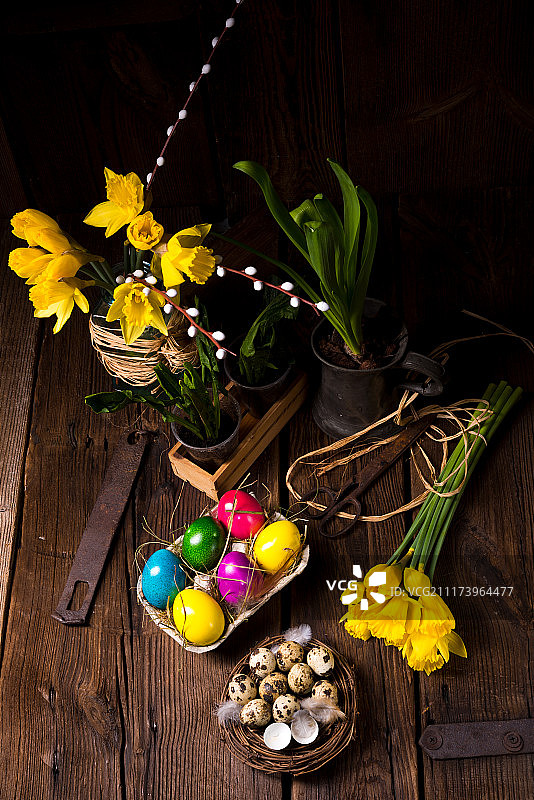 复活节彩蛋和水仙花图片素材