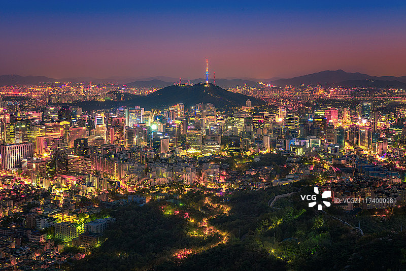 韩国首尔市和南山塔的夜景图片素材