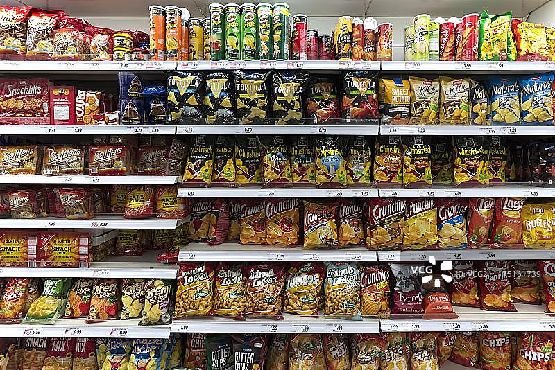 德国，欧洲，超市货架上的零食和薯条图片素材