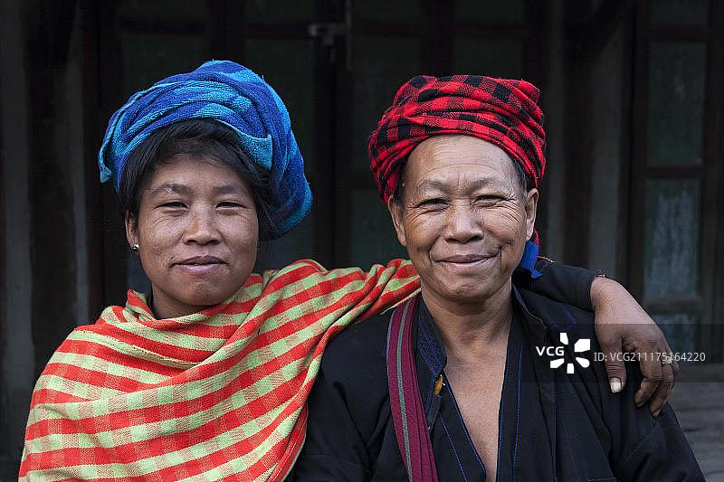 亚洲缅甸掸邦年瑞帕奥族的男女穿着传统服装图片素材