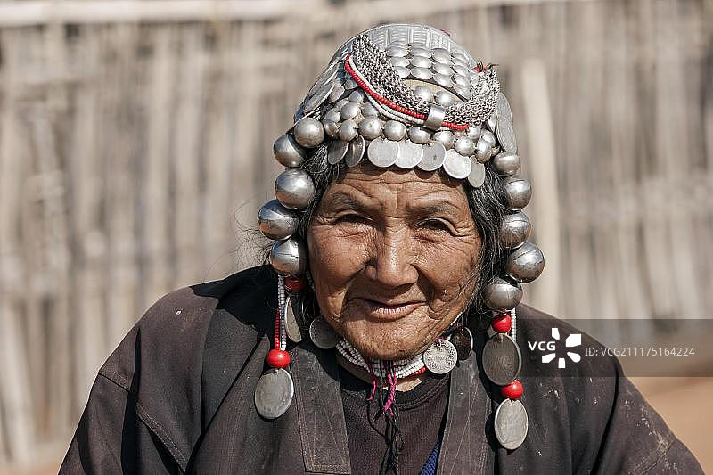 亚洲缅甸，Kyaing Tong附近，戴着传统头饰的Akha族老妇人图片素材