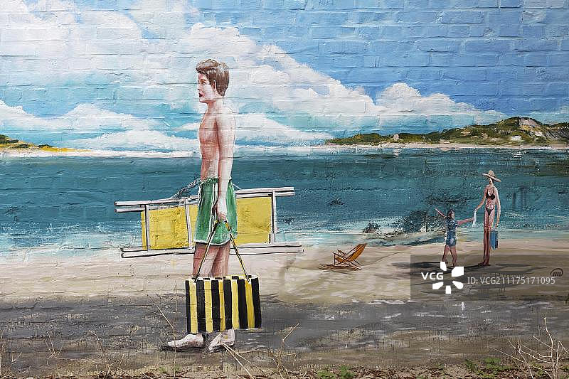 穿着泳裤去海滩的男人，Trompe L’oeil墙壁，由Gregor Wosik和Danila Shumelev绘制，Streetart，莱茵边画廊Uerdingen, Krefeld, NRW，德国，欧洲图片素材