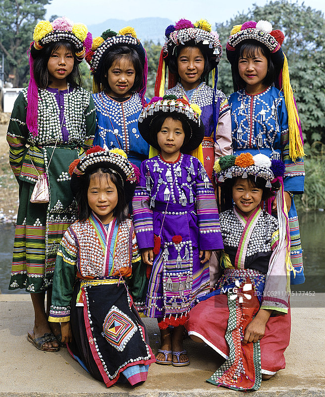 一群穿着传统服饰和头饰的傈僳族女孩，泰国北部清莱省梅赛图片素材