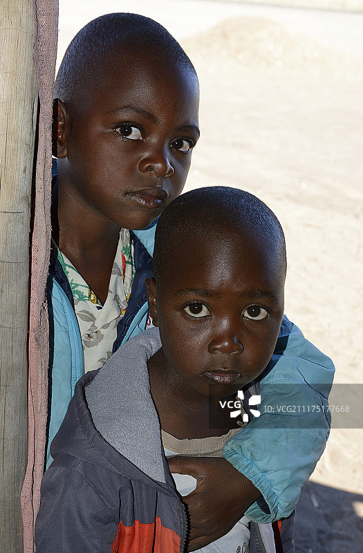 非洲男孩，8岁和9岁，卡拉斯地区，纳米比亚，非洲图片素材
