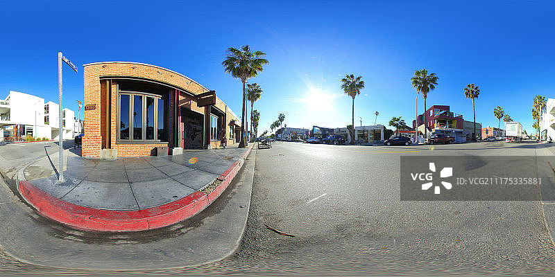 360°HDRI展示了美国威尼斯的一条柏油路和精品店图片素材