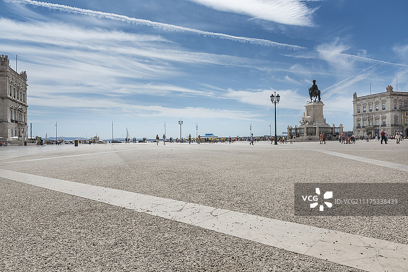 后板显示一个开放的广场与纪念碑和宏伟的建筑在里斯本，葡萄牙图片素材