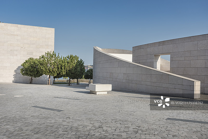 后板显示鹅卵石区域与现代建筑结构在里斯本，葡萄牙图片素材