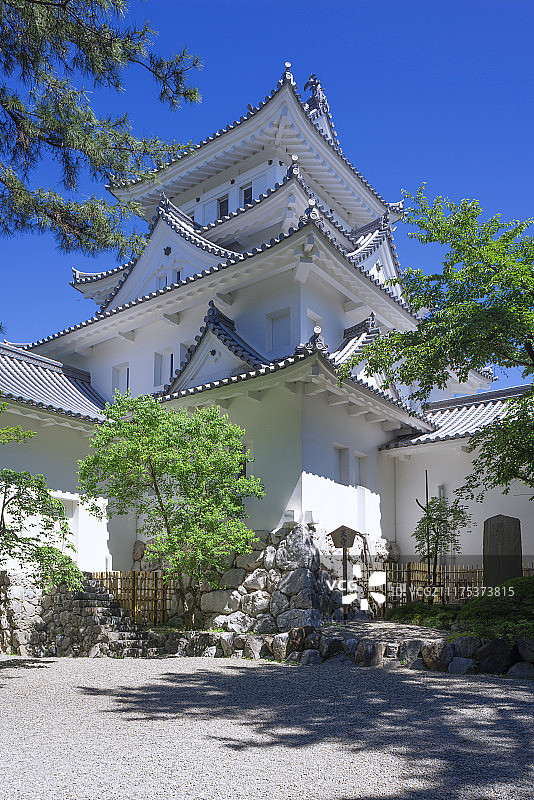 日本岐阜县大垣市大垣城堡的主塔(Tenshukaku)是一种典型的木结构建筑，在石垣(干石)地基上有多层楼图片素材