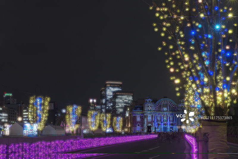 大阪市中央公共大厅(大阪市中央Kokaido)晚上，中之岛公园，灯节在大阪，日本大阪图片素材