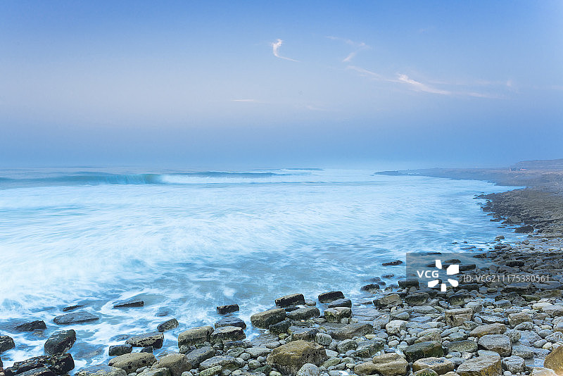 黄昏时，摩洛哥塔姆里的锅炉点，波涛汹涌的大海和多石的海滩图片素材