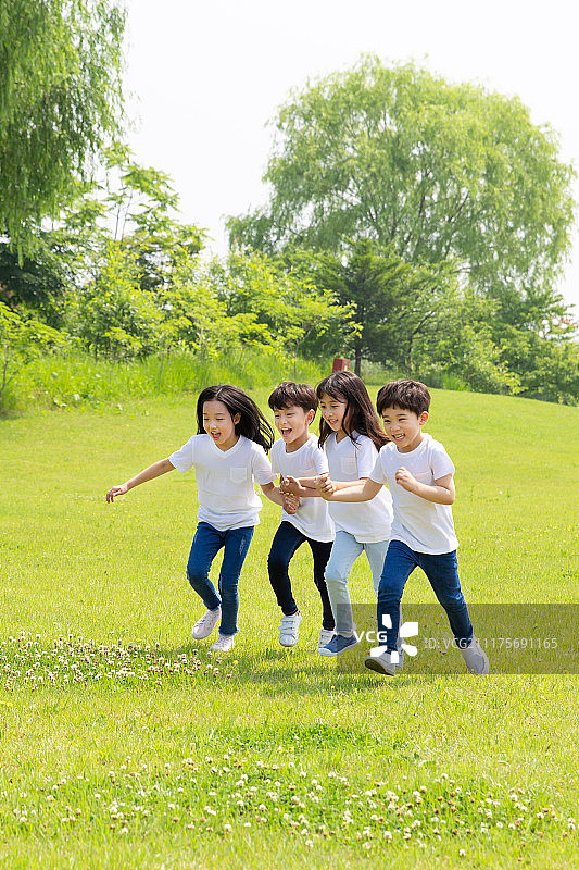 儿童(男子年龄)、男孩、女孩、田野、跑步(体育活动)、微笑、抱图片素材
