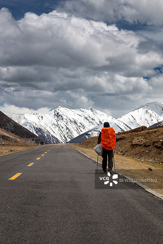 雪山下独自徒步旅行的人呢图片素材