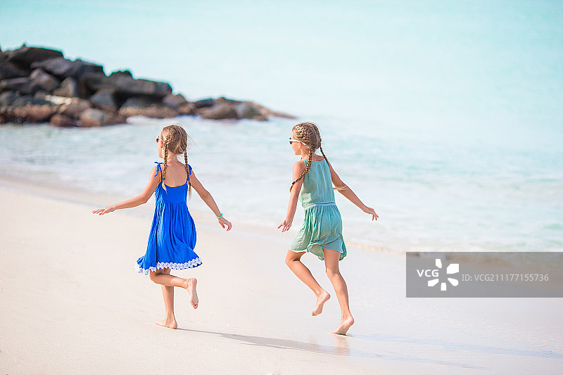 快乐的孩子们在热带海滩玩得很开心图片素材