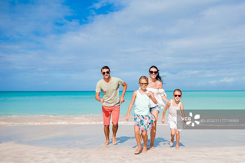 在加勒比海海滩度假的年轻家庭图片素材