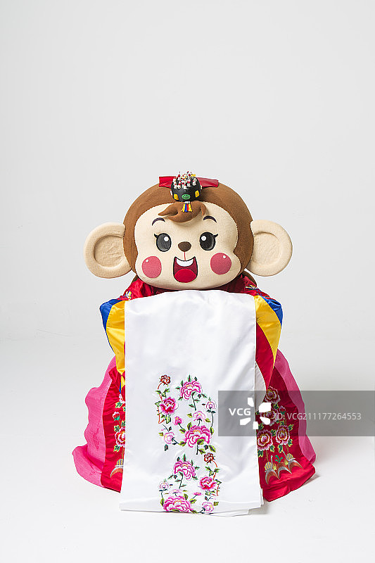 猴头女人穿着传统婚纱鞠躬的摄影图片素材