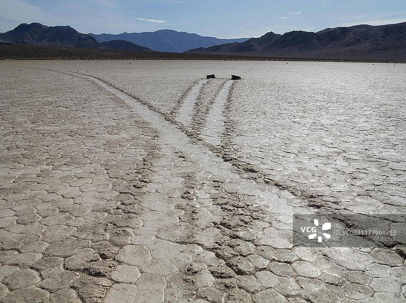 由神秘的移动岩石在“跑道”创造的轨道，一个干燥的湖床或盐湖，死亡谷，死亡谷国家公园，美国，加利福尼亚，北美图片素材