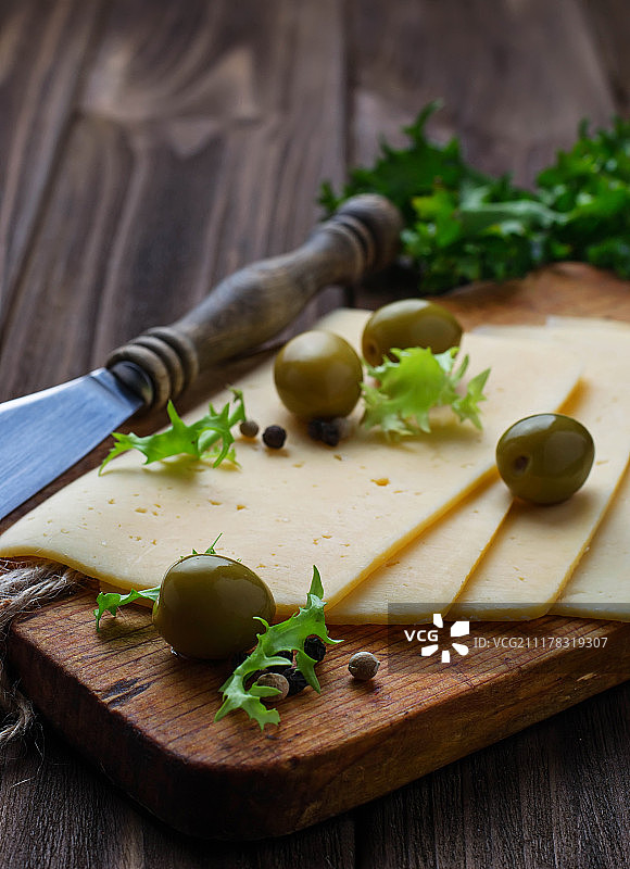切片奶酪和绿橄榄图片素材