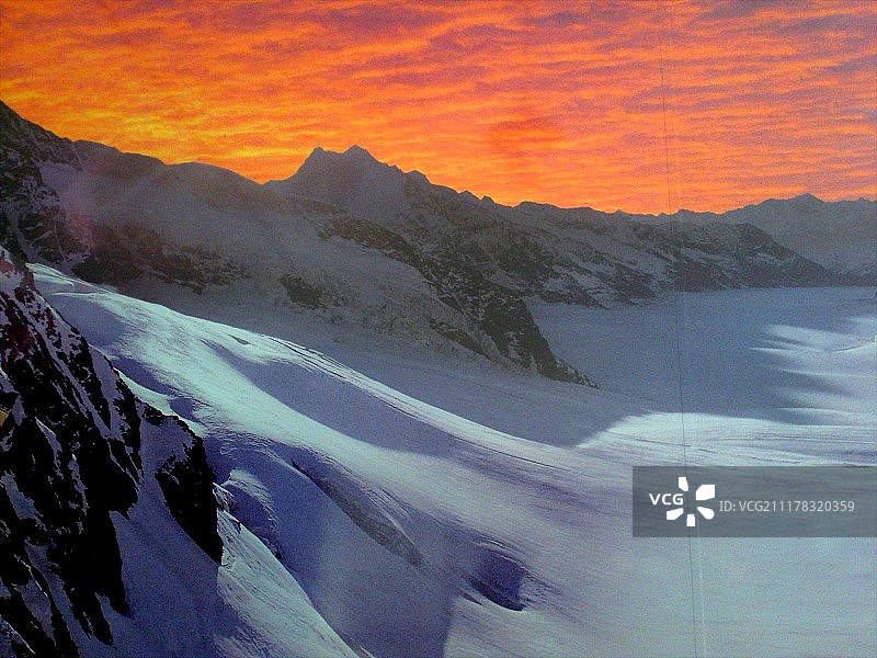 夕阳下的瑞士山图片素材