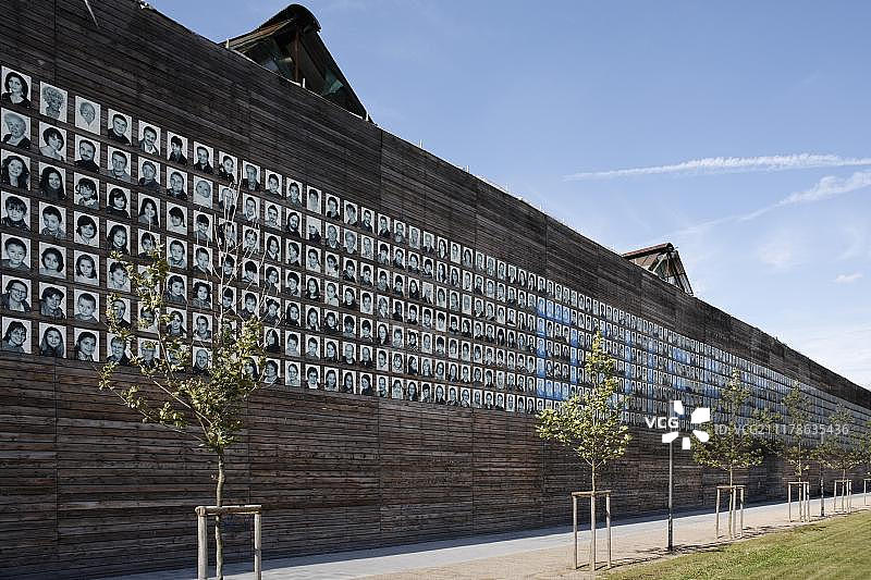 千面之墙，木墙覆盖着隐藏钢铁厂的肖像，莱茵公园杜伊斯堡，杜伊斯堡-霍克菲尔德，鲁尔地区，北莱茵-威斯特伐利亚，德国，欧洲图片素材