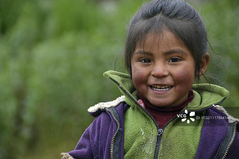 南美安第斯山脉，秘鲁库斯科附近，身着传统服装的印第奥女孩微笑着图片素材