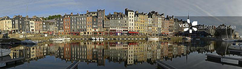 欧洲法国诺曼底，翁弗勒老港口维欧·巴辛的房子和它们在平静的水面上的倒影图片素材
