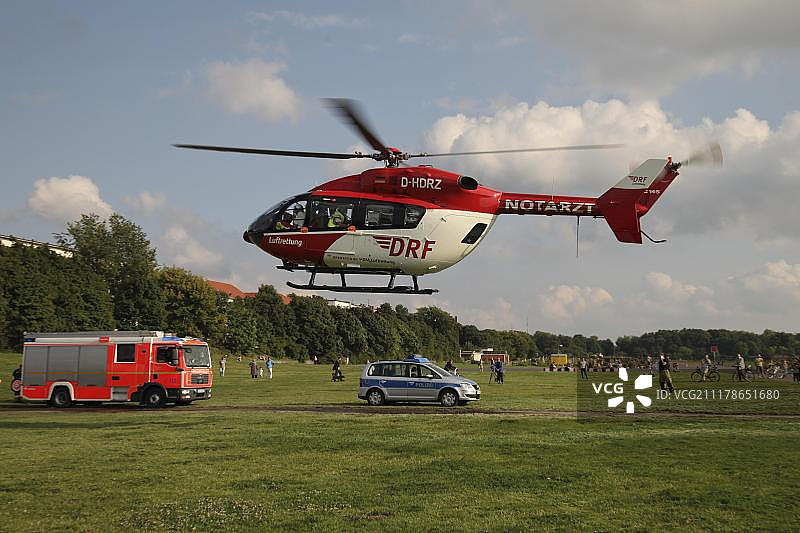空中救护行动中，一名15岁的女孩在遭受严重烧伤后，乘坐救援直升机从滕珀尔霍夫机场飞往欧洲德国柏林的柏林Unfallkrankenhaus急救医院图片素材